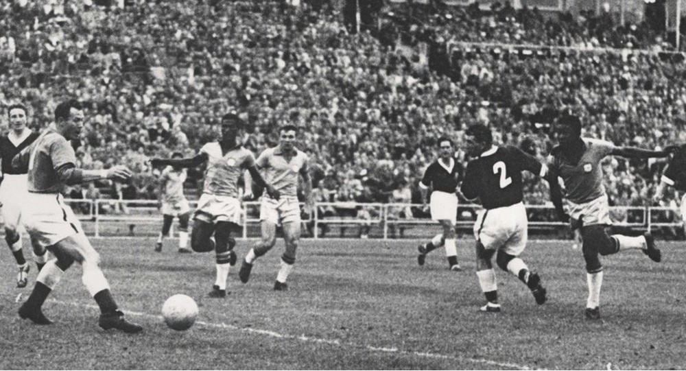 17-Year-Old Pelé’s Unforgettable Entrance into Football History